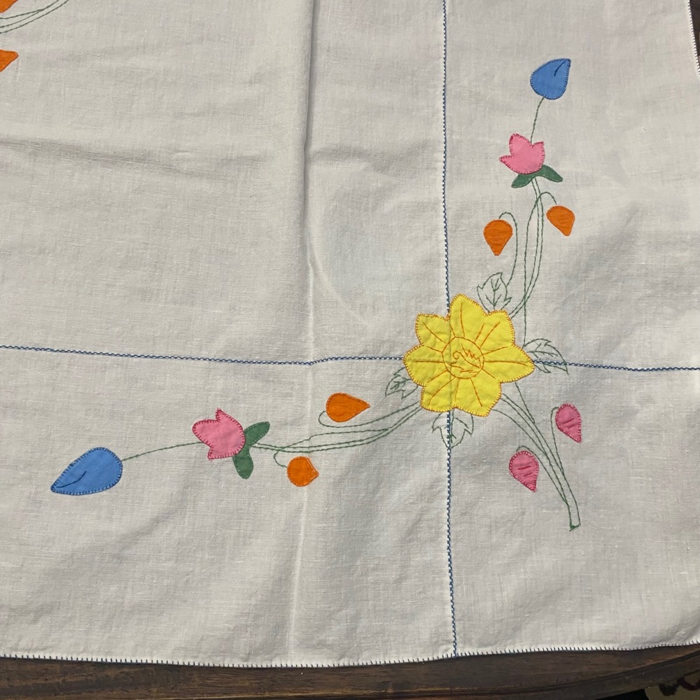 Vintage Hand Stitched Floral Applique Tablecloth and 3 Scalloped Napkins - Picture 4 of 10